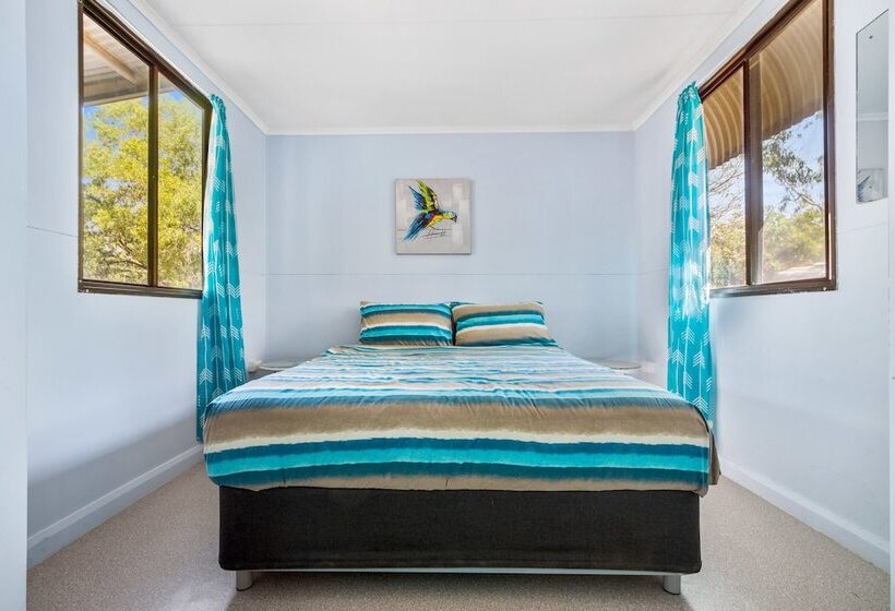 Отель Aaok Lakes Resort And Caravan Park