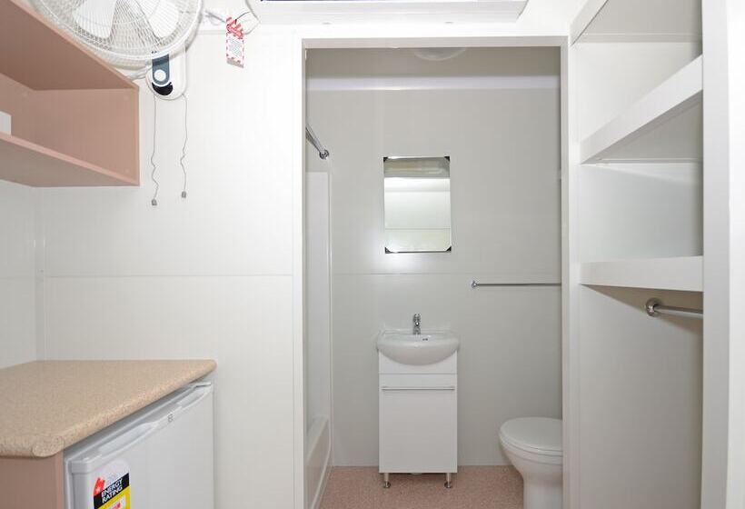 Отель Aaok Lakes Resort And Caravan Park