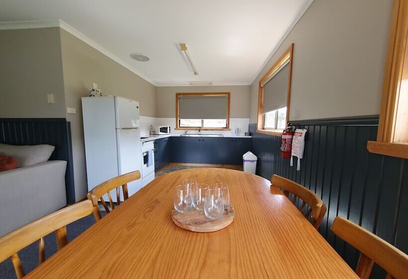 Lake Yalleena Nature Retreat