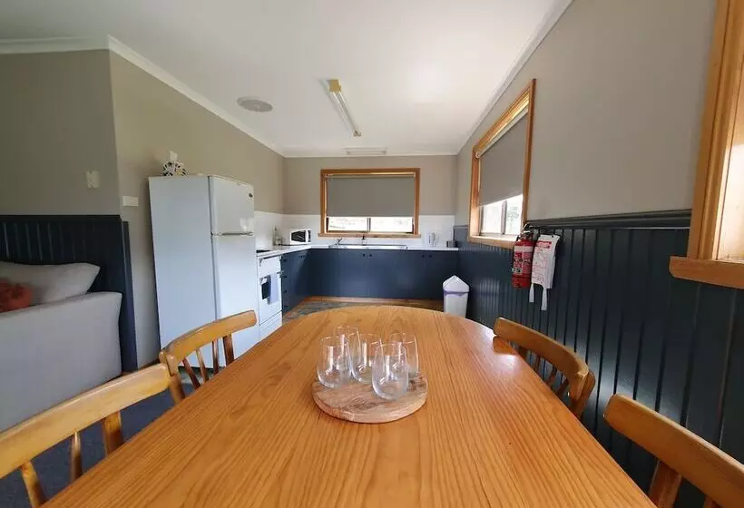 Lake Yalleena Nature Retreat