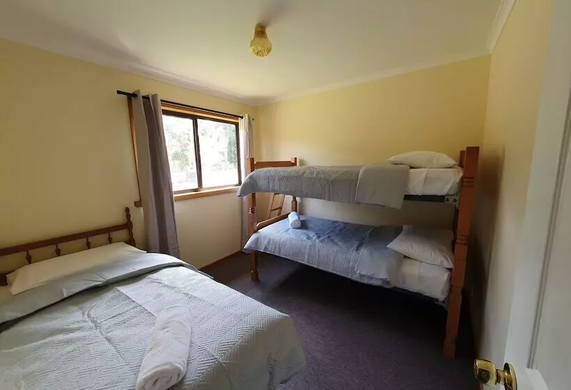 Lake Yalleena Nature Retreat