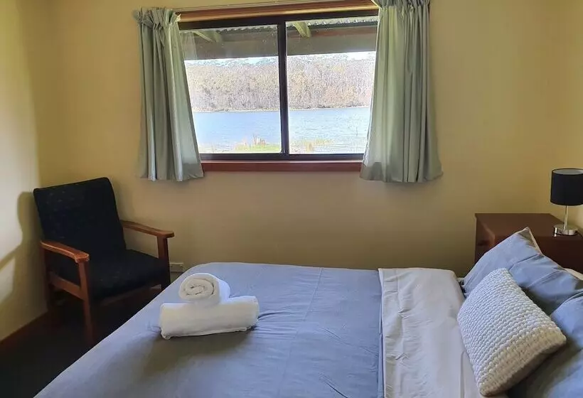 Lake Yalleena Nature Retreat