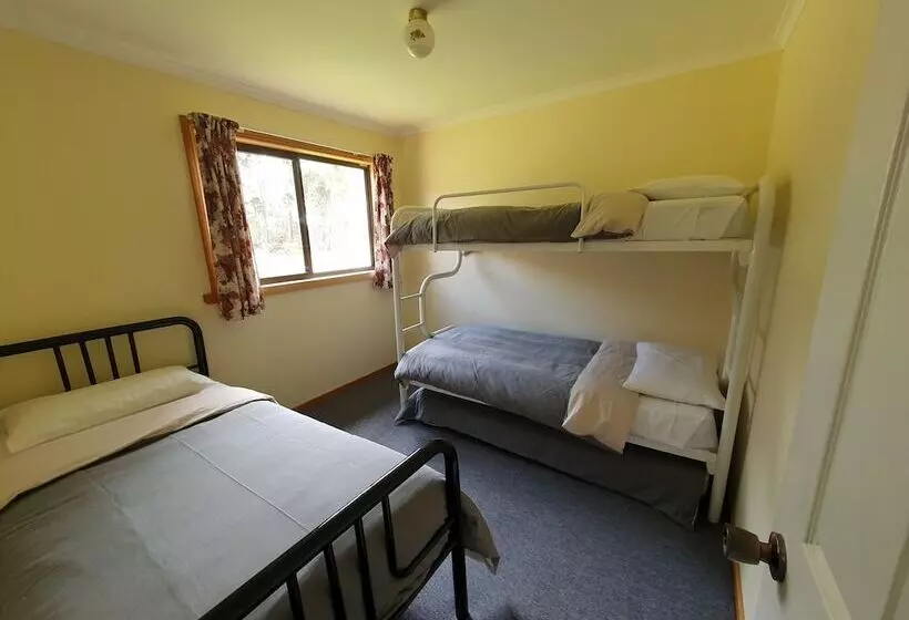 Lake Yalleena Nature Retreat