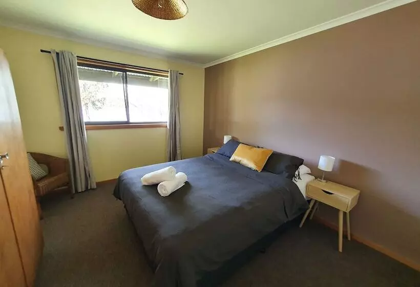 Lake Yalleena Nature Retreat