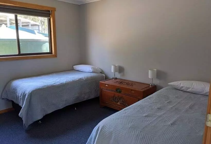 Lake Yalleena Nature Retreat