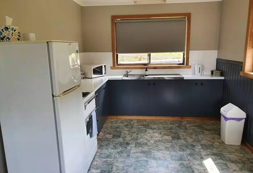 Lake Yalleena Nature Retreat