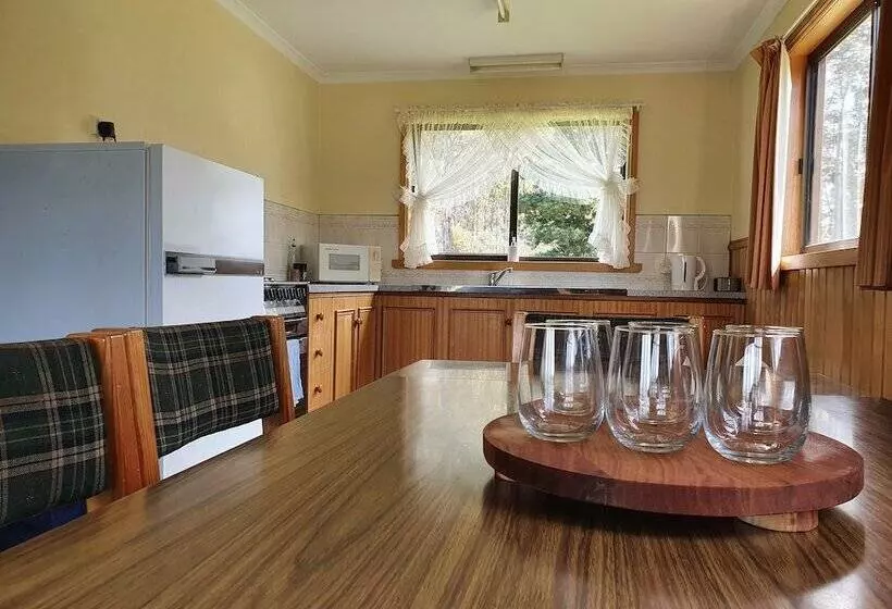 Lake Yalleena Nature Retreat