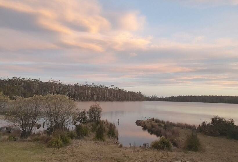 Lake Yalleena Nature Retreat