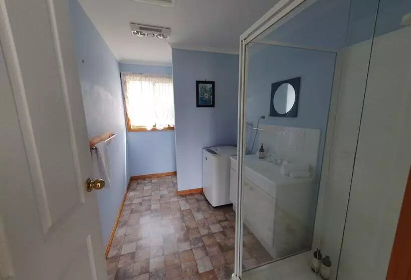 Lake Yalleena Nature Retreat