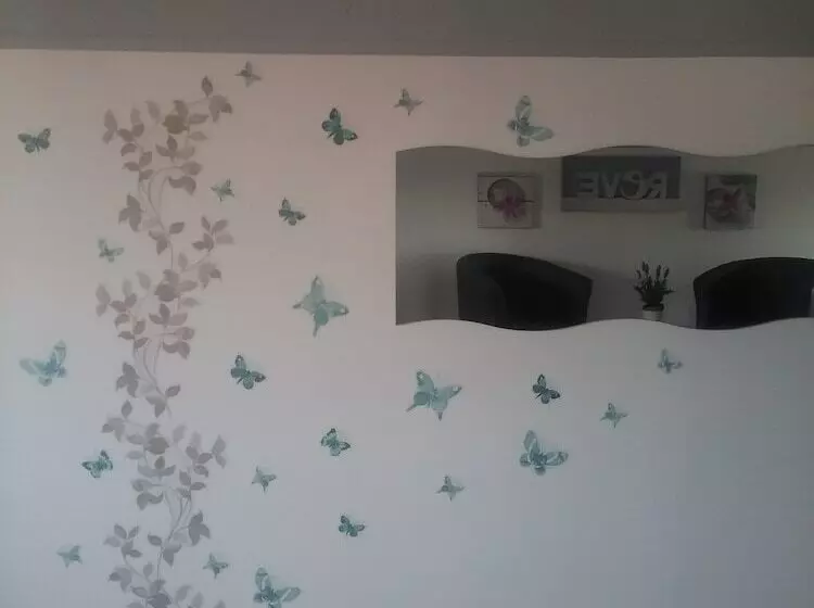 Majatalo Chevrefeuille Et Eglantine