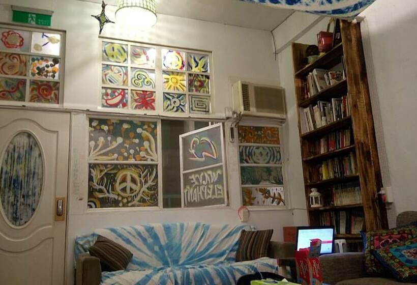 Wave Elephant Backpacker Hostel