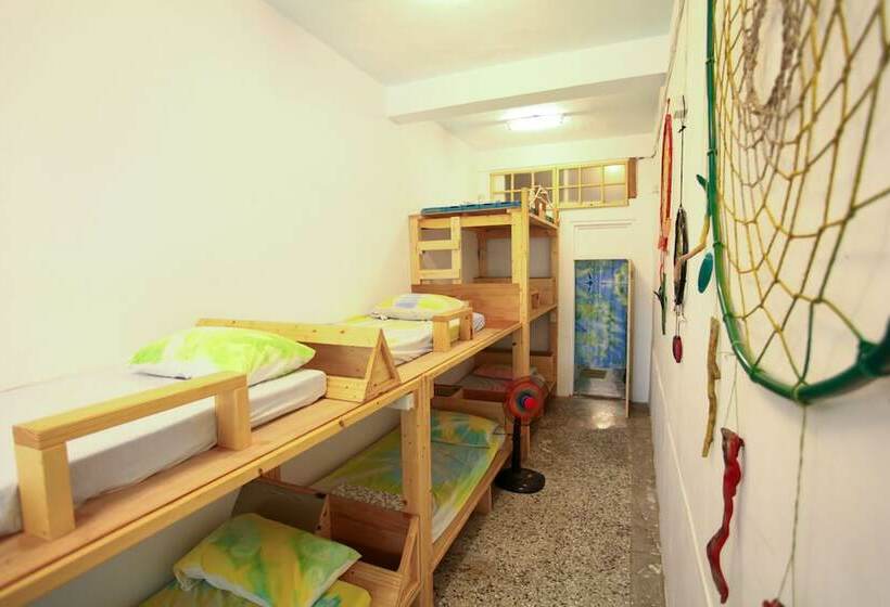 Wave Elephant Backpacker Hostel