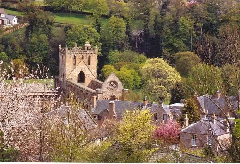 Lovely Cottage In Garden Grounds Near Centre