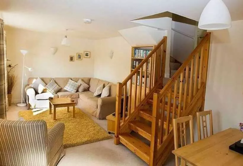 Lovely Cottage In Garden Grounds Near Centre