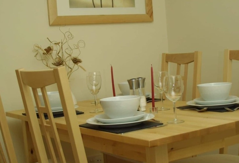 Lovely Cottage In Garden Grounds Near Centre