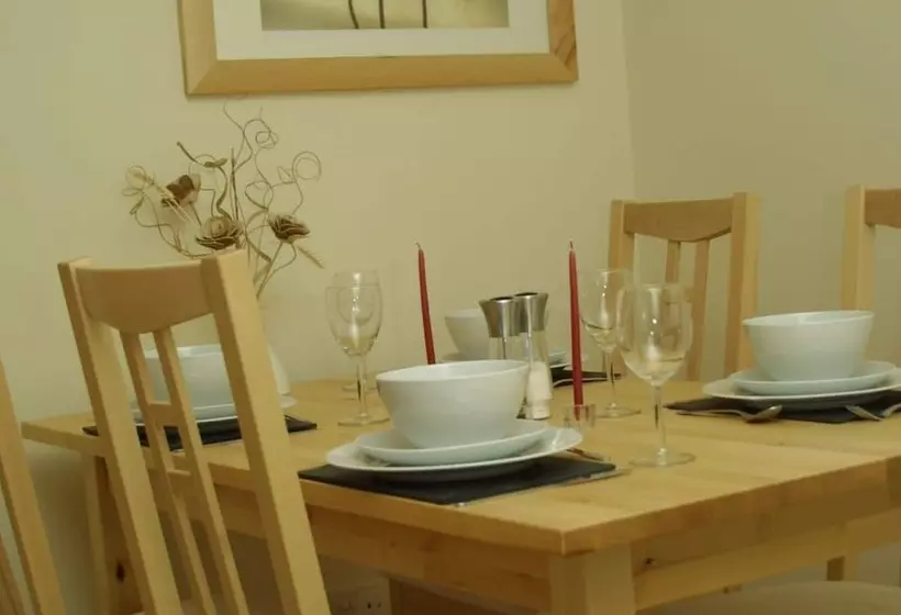 Lovely Cottage In Garden Grounds Near Centre