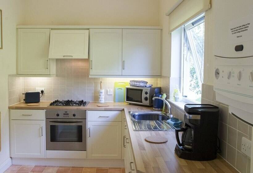 Lovely Cottage In Garden Grounds Near Centre