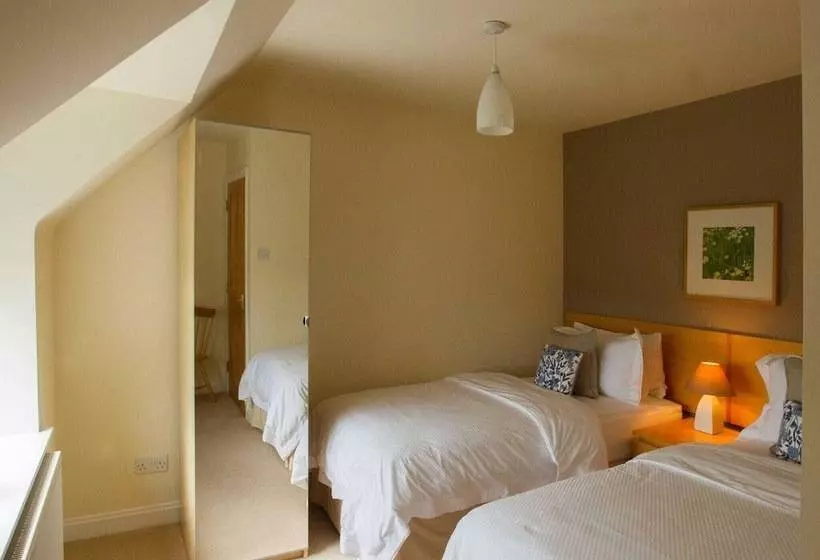 Lovely Cottage In Garden Grounds Near Centre