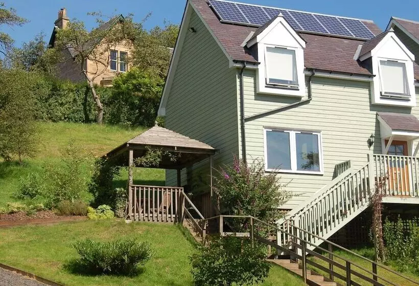 Lovely Cottage In Garden Grounds Near Centre