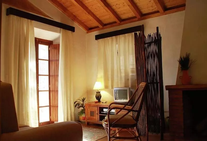 Quiet Cottage In Estate Casas Da Cerca Near Troviscais