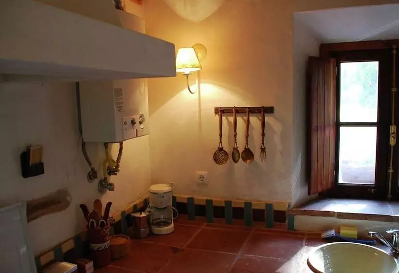 Quiet Cottage In Estate Casas Da Cerca Near Troviscais