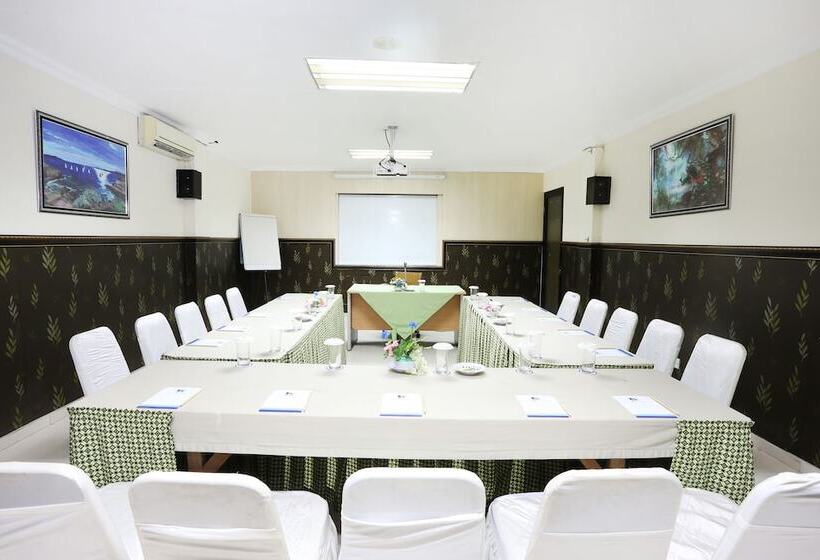 فندق Tanjung Kodok Beach Resort