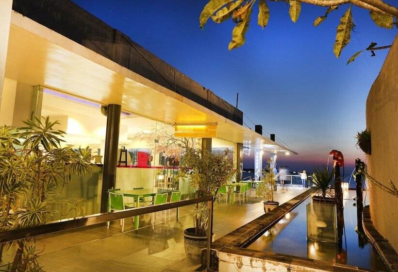 فندق Tanjung Kodok Beach Resort