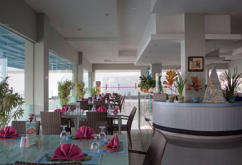 فندق Tanjung Kodok Beach Resort