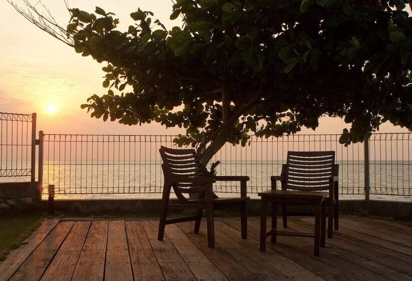 فندق Tanjung Kodok Beach Resort