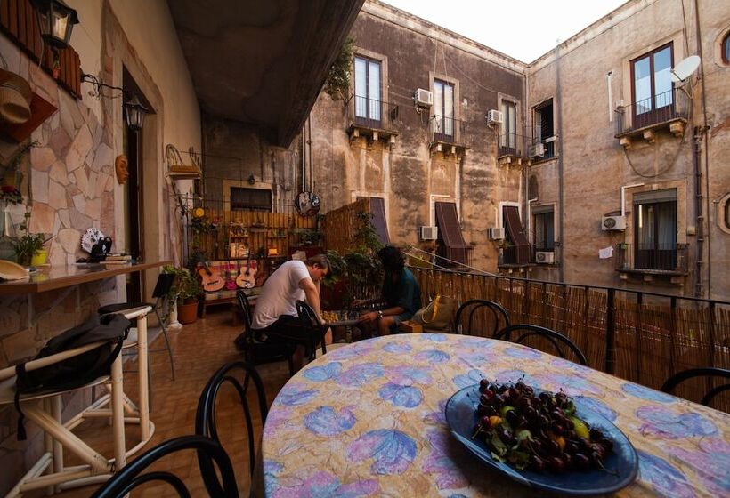 پانسیون Casa Verdi   House Of Travelers