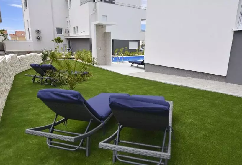 Majatalo Pool Apartments & Rooms Mare