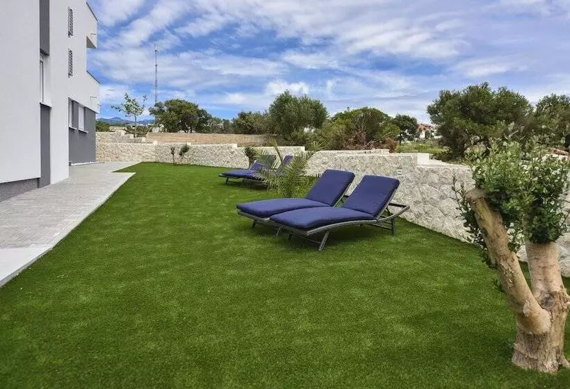 Majatalo Pool Apartments & Rooms Mare