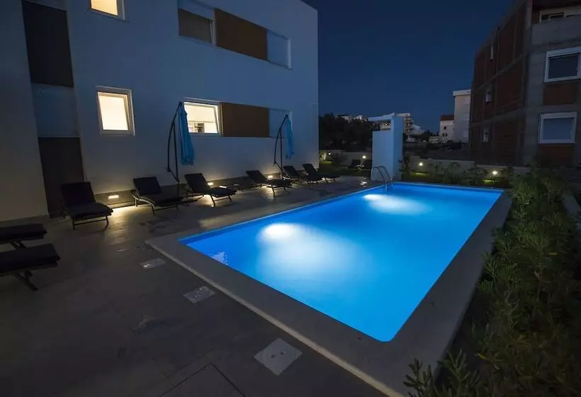 Majatalo Pool Apartments & Rooms Mare