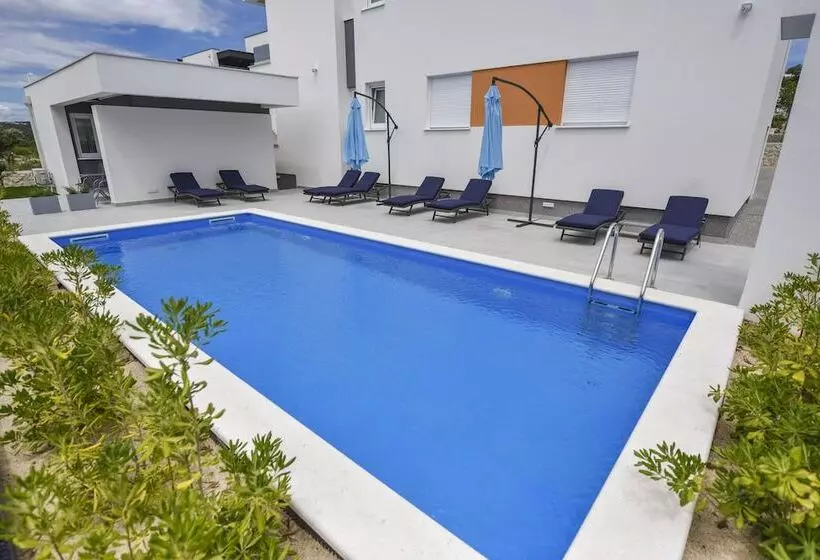 Majatalo Pool Apartments & Rooms Mare
