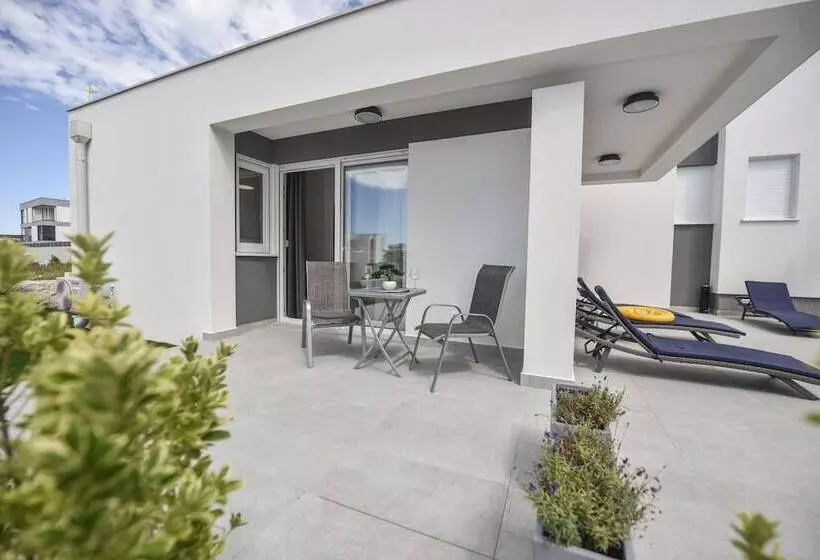 Majatalo Pool Apartments & Rooms Mare