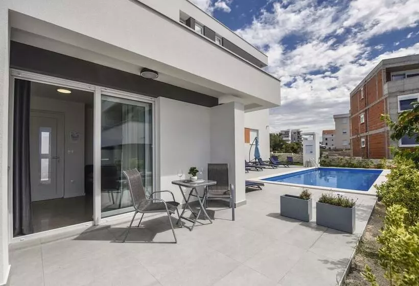 Majatalo Pool Apartments & Rooms Mare