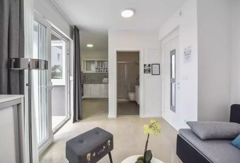 Majatalo Pool Apartments & Rooms Mare