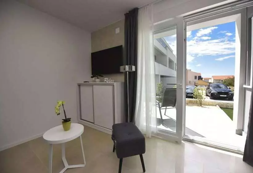 Majatalo Pool Apartments & Rooms Mare