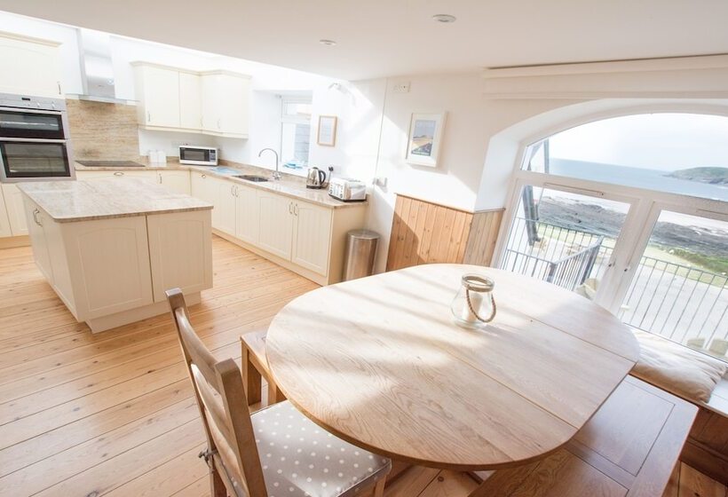 Stables Croyde 4 Bedrooms, Sleeps 8, Sea & Beach Views
