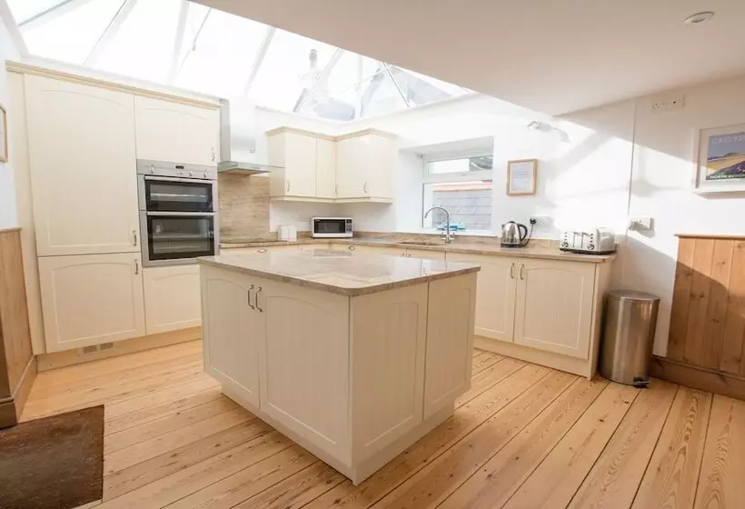 Stables Croyde 4 Bedrooms, Sleeps 8, Sea & Beach Views
