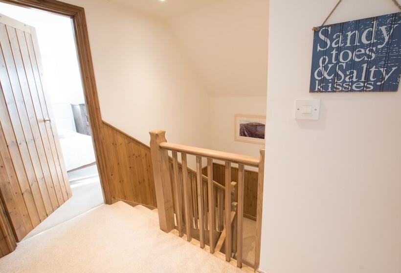 Stables Croyde 4 Bedrooms, Sleeps 8, Sea & Beach Views