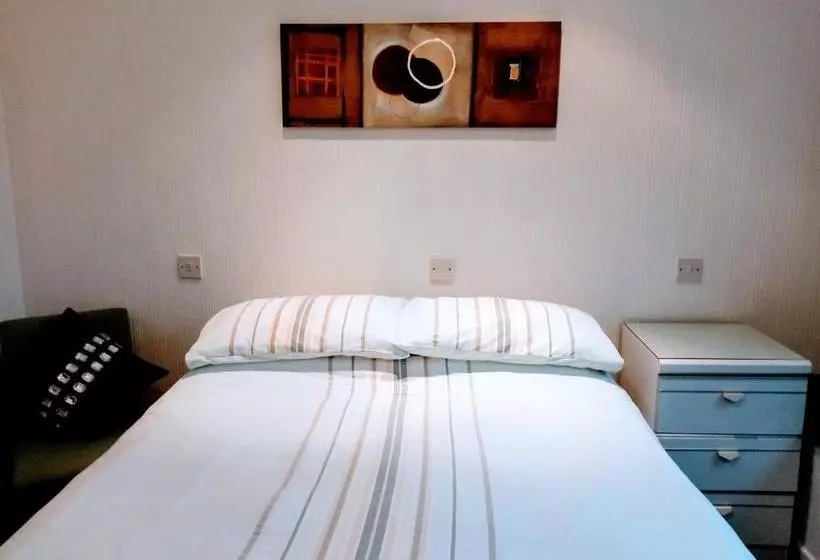 تختخواب و صبحانه The Laurels Guest House