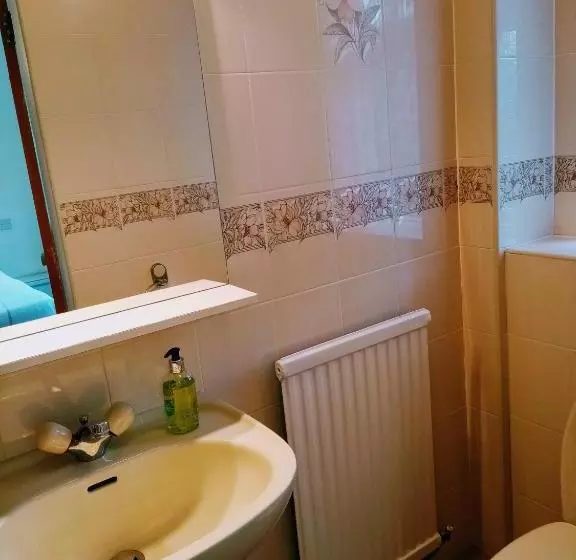 تختخواب و صبحانه The Laurels Guest House