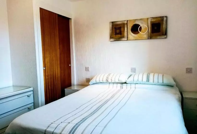 تختخواب و صبحانه The Laurels Guest House