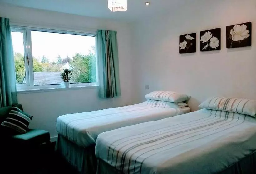 تختخواب و صبحانه The Laurels Guest House
