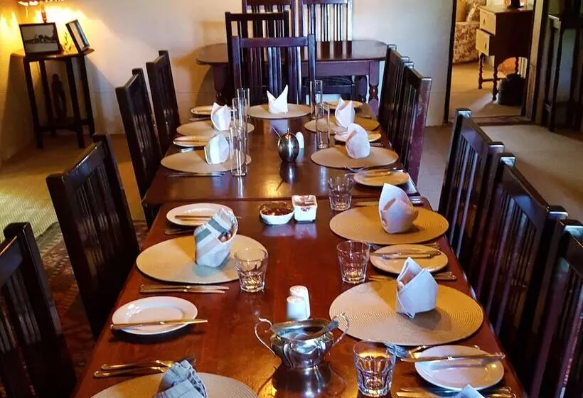 Hotelli Leeuwenbosch Shearers Lodge