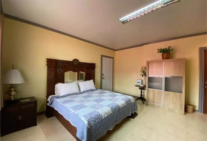ホテル Oyo 708 Abaseria Deli And Cafe B&b