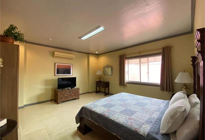 Hotel Oyo 708 Abaseria Deli And Cafe B&b