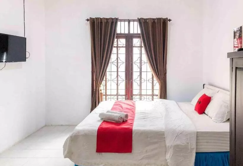 ホテル Reddoorz Near Eco Green Park Batu