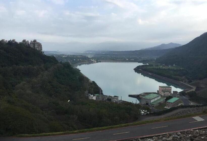 تختخواب و صبحانه Johnnie S Inn